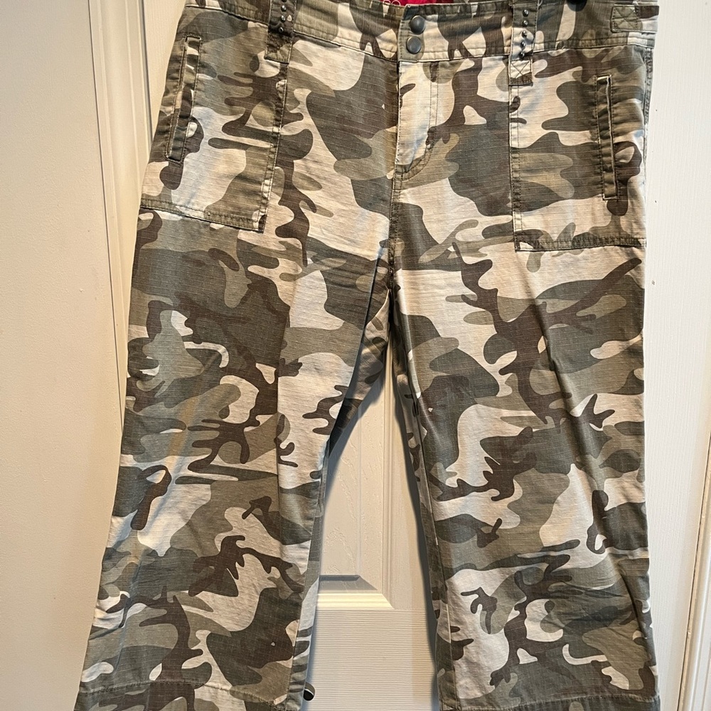 So Camouflage Capri Pants - Size 15